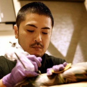 Artista del tatuaje en Japón