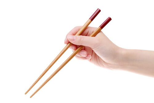 cómo sujetar los palillos en japón,