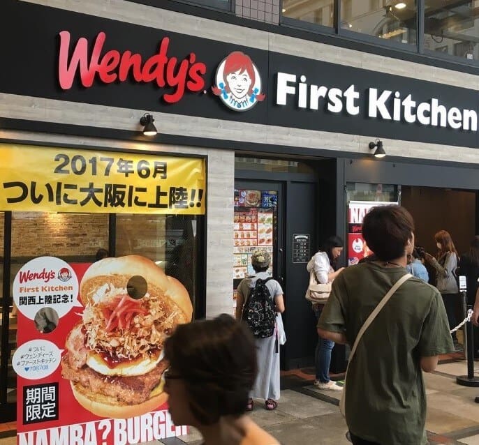 ¿Sirve alcohol Wendy's Japan?