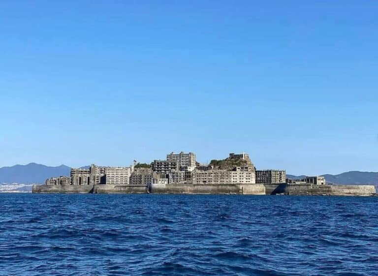 Hashima Explorando las Ruinas de la Isla de Hashima: Un viaje a Gunkanjima ...